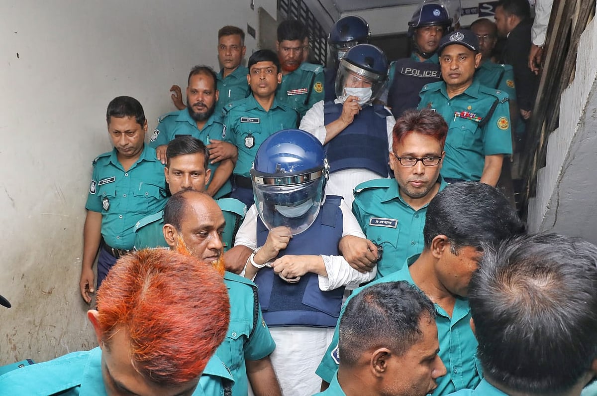 আদালতে থেকে নেওয়ার সময় আনিসুল হক (সামনে) ও পেছনে সালমান এফ রহমান